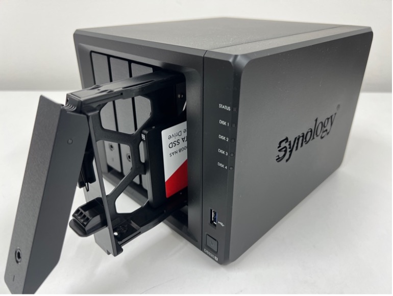 3. Synology DiskStationの物理セットアップ